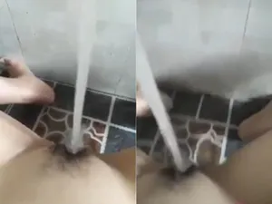 co-ban-gai-thu-dam-cuc-manh-voi-voi-nuoc