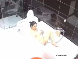 lap-camera-phong-tam-quay-len-chi-gai-tu-suong